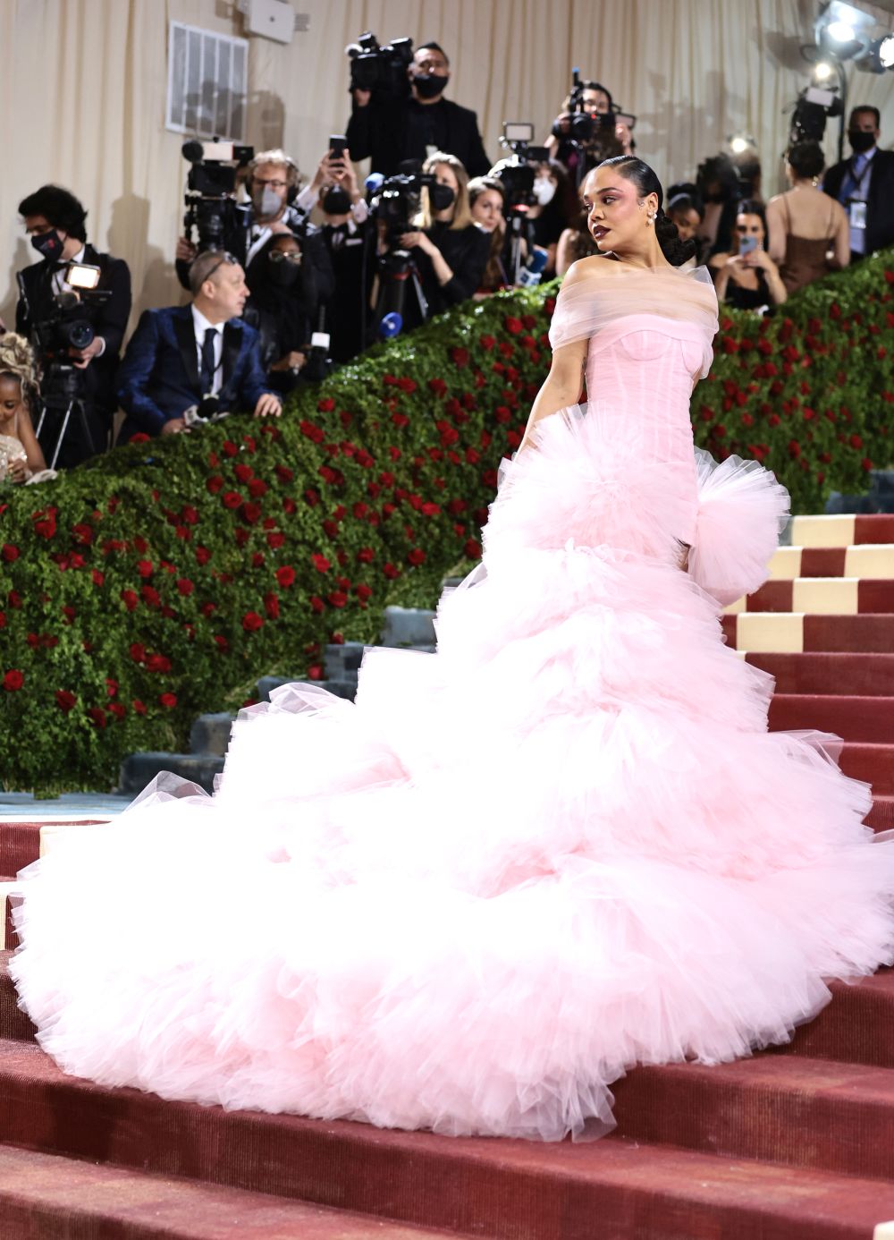 Теса Томпсън в забележително творение на Carolina Herrera