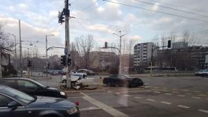 Челен сблъсък между две коли е станал на кръстовището между бул