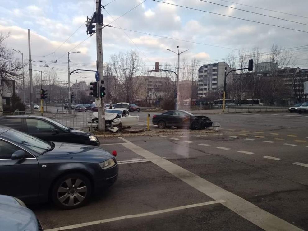 Челен сблъсък между две коли е станал на кръстовището между бул.