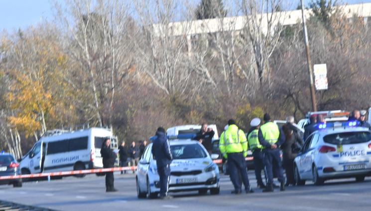 гонка мигранти - ТЪЖНО: Почина полицаят, ранен при гонка с мигранти