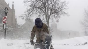 Мощна зимна буря снощи прекъсна електрозахранването на стотици хиляди домове