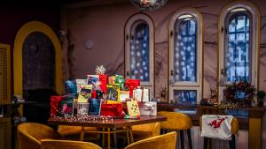 Празнични кутии с книги са разположени до 25 статуии в