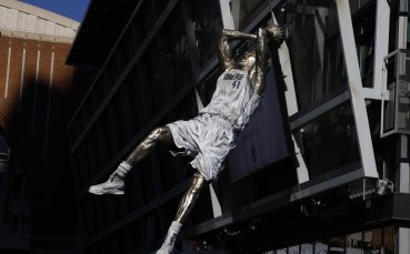 В Далас откриха статуя в чест на легендата Дирк Новицки
