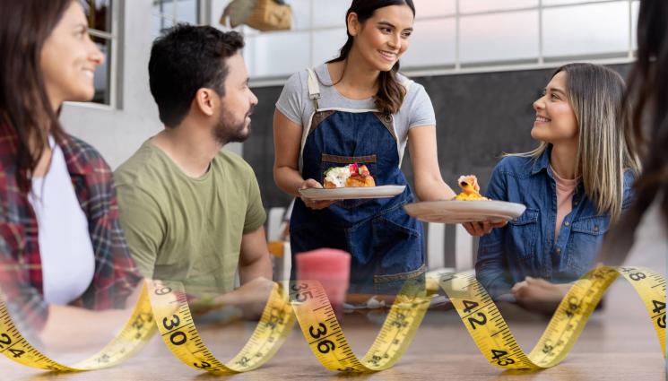 пълнеене - ВНИМАВАЙТЕ, ДАМИ! Жените приемат повече калории в компания