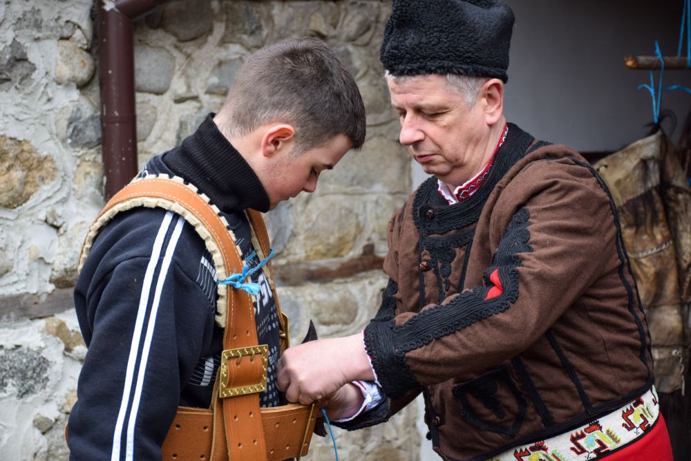 Дни преди настъпване на новата година кукерските групи в Разлог се подготвят за най-големия фестивал в града – „Старчевата“. Всяка година на 1 януари градът се оглася от звуците на тежащи десетки килограми чанове, носени от „чаушите“, както тук наричат кукерите.