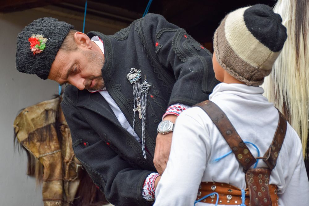 Дни преди настъпване на новата година кукерските групи в Разлог се подготвят за най-големия фестивал в града – „Старчевата“. Всяка година на 1 януари градът се оглася от звуците на тежащи десетки килограми чанове, носени от „чаушите“, както тук наричат кукерите.