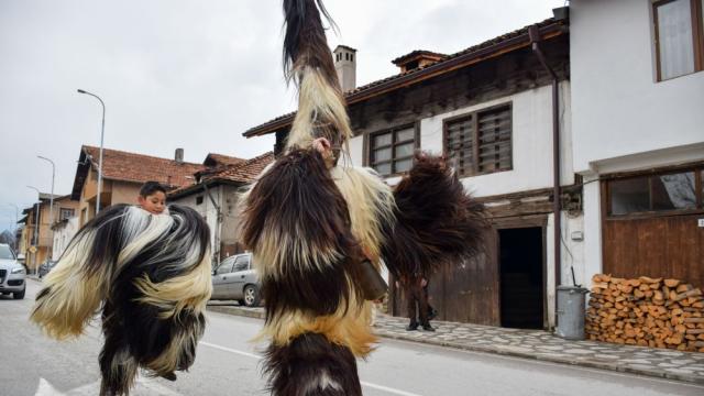 Кукери гонят злото със „звонци“ и костюми на „чауши“ (СНИМКИ)