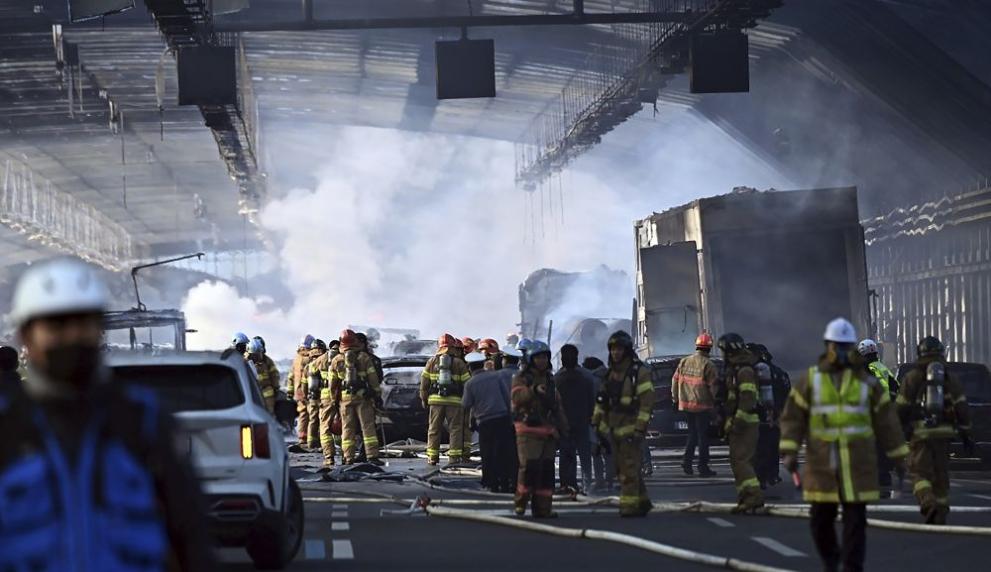 Най-малко петима души са загинали, а 37 са били ранени