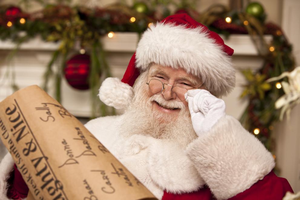 Мъж, работещ като професионален Дядо Коледа получи подкуп от непослушно