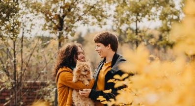 котка у дома