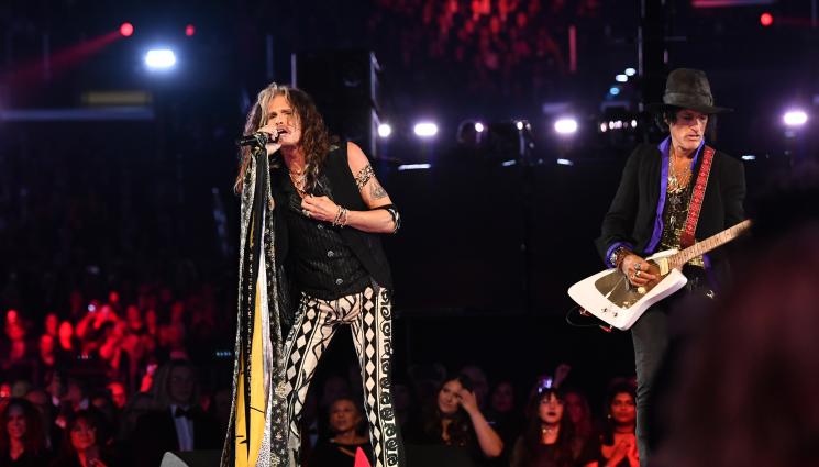 стивън тайлър - НЕ УСПЯ ДА МИНЕ МЕТЪР: Подпукаха и Стивън Тайлър за сексуален тормоз