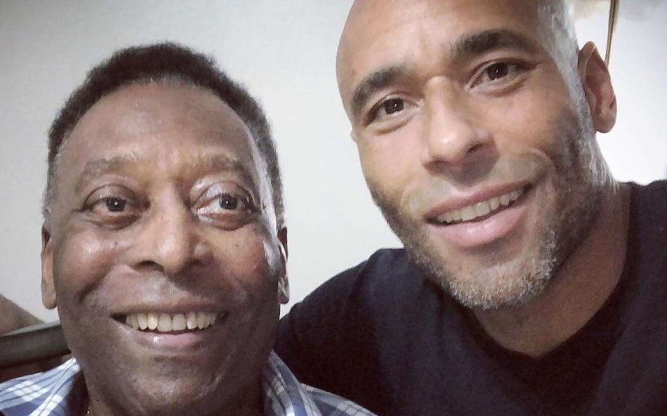 Едно от седемте деца на Пеле докара баща си до