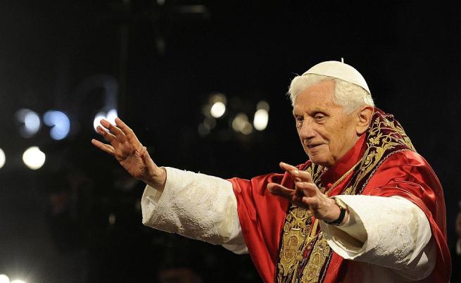 Откраднаха скъпоценен кръст на папа Бенедикт от църква в Бавария
