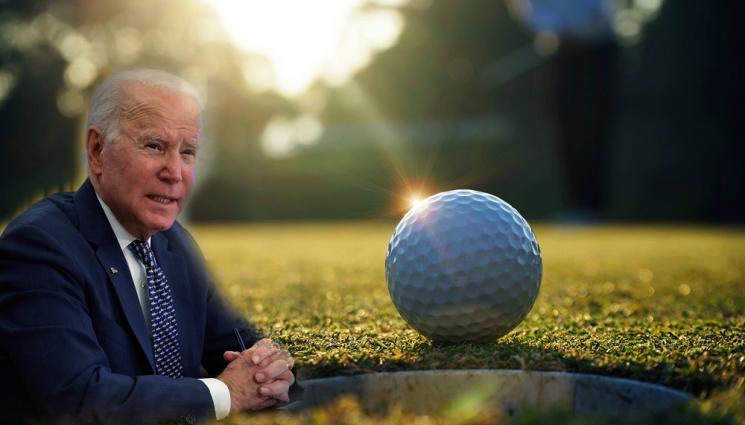 а - ЗАБАВЛЕНИЕ ЗА БОГАТИ: Байдън поигра голф с внука си Хънтър, едвам нацели топката (ВИДЕО)