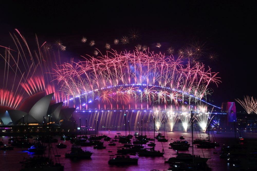 Фойерверки озариха небето над Операта в Сидни и Харбър Бридж, когато започнаха празненствата за Нова година в Австралия