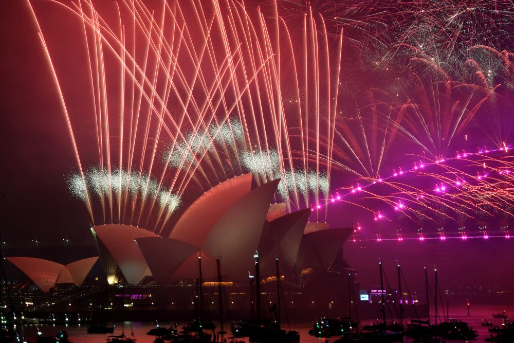 Фойерверки озариха небето над Операта в Сидни и Харбър Бридж, когато започнаха празненствата за Нова година в Австралия