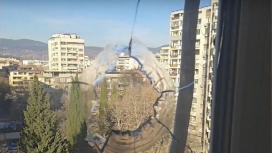Новогодишна бомбичка разби прозорец на детска стая в Стара Загора