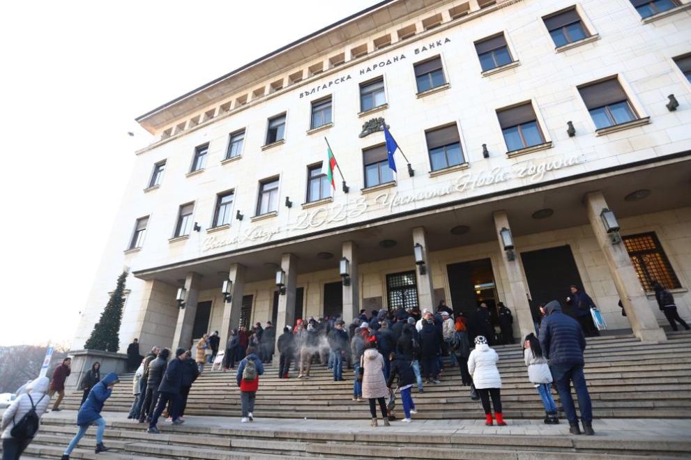 Цяла нощ хора чакат на опашка пред централния вход на