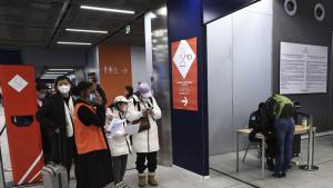 Пекин се обяви срещу изискванията за тестване на пътуващите от