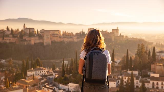 Млада жена обикаля света без пари