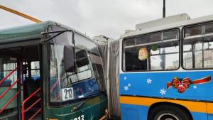 Коледно украсен тролейбус и автобус №213 са се ударили на
