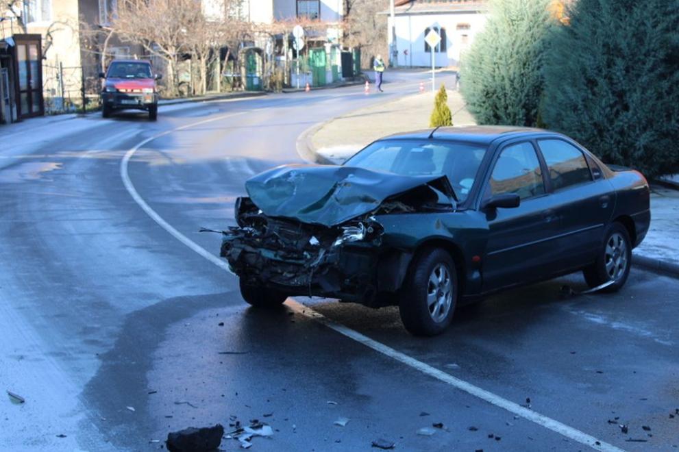 Двама души са в болница след катастрофа в град Рила,