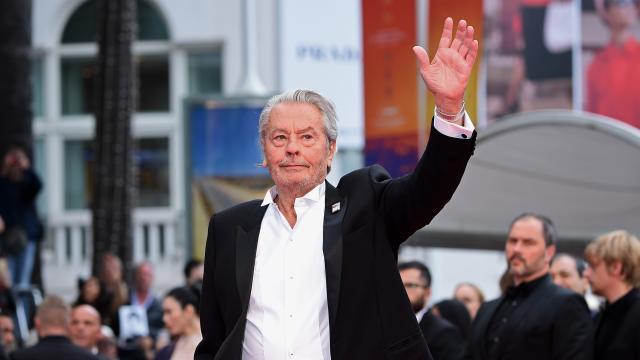 Фамилията на Ален Делон поде битка срещу японската спътница в живота му