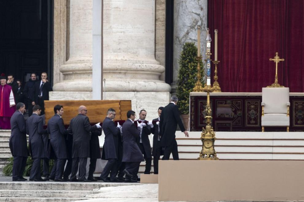 Десетки хиляди богомолци и висши представители се очаква да присъстват