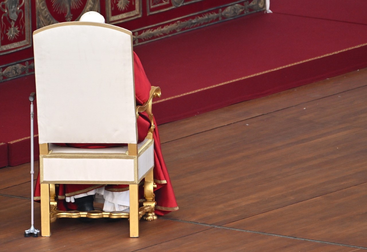 <p>Над 1000 журналисти от 30 страни отразиха&nbsp;погребението на папа Бенедикт XVI. Сред присъстващите официални гости бяха президентите на Италия, Германия, Полша и Того, канцлерът на Германия, краля на Белгия, френският вътрешен министър и бившата кралица на Испания София.</p>