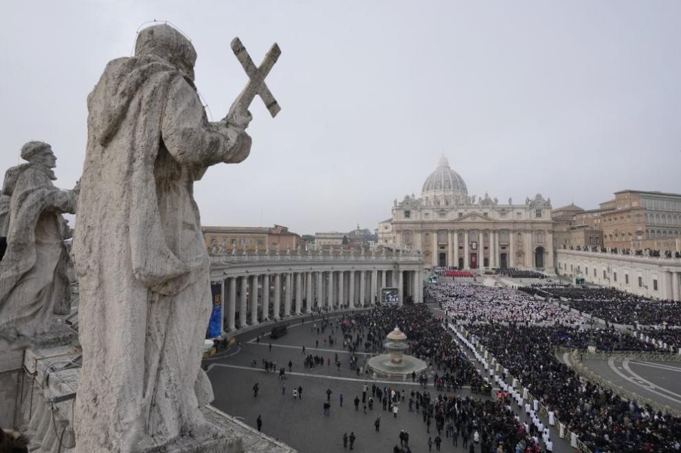  Заупокойната литургия бе ръководена от папа Франциск, който пристигна на инвалидна количка на площад 