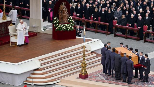 Светът се прости с почетния папа Бенедикт XVI (ГАЛЕРИЯ)