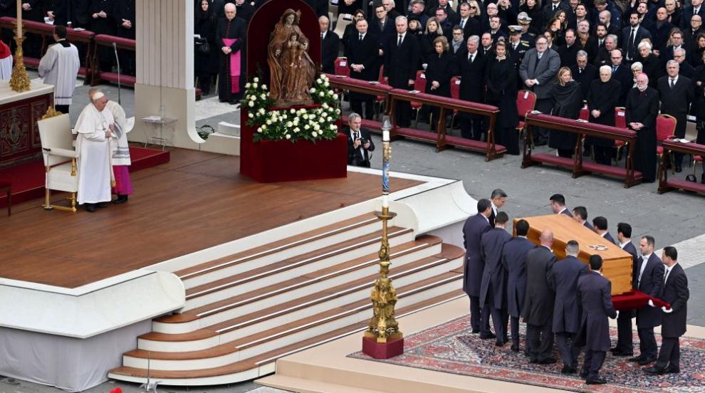 Светът се прости с почетния папа Бенедикт XVI (ГАЛЕРИЯ)