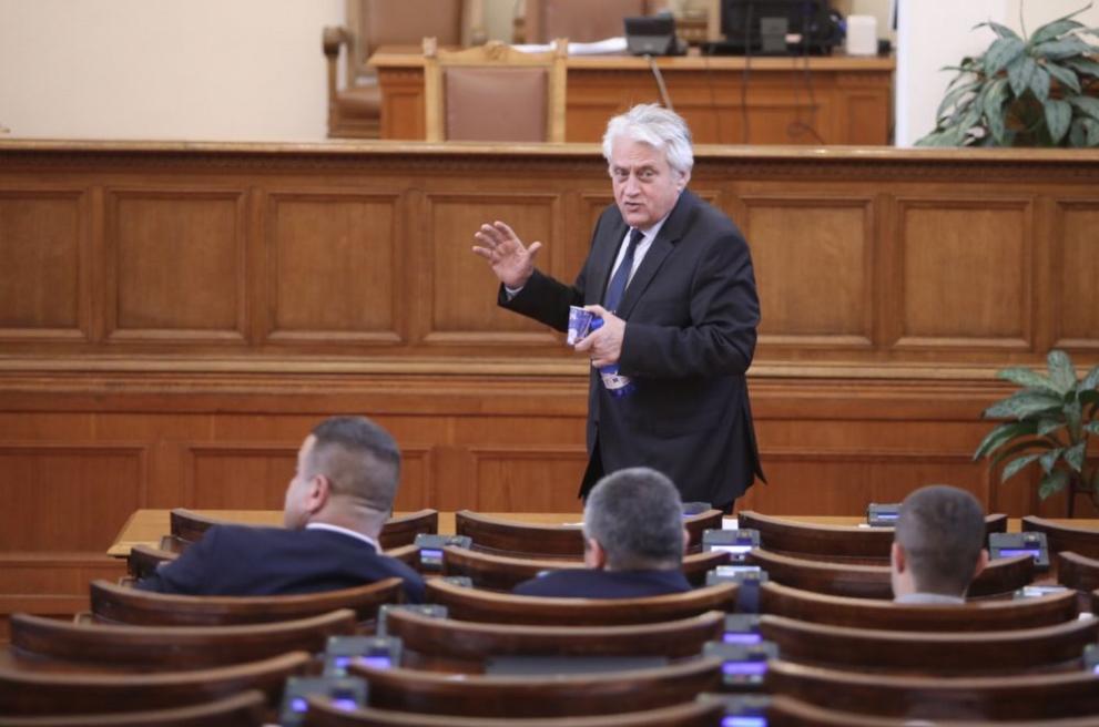 Председателстващият днешното заседание на парламента Йордан Цонев наказа с порицание