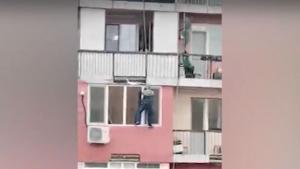 Мъж вилнее с нож в Оряхово бяга от полицията с