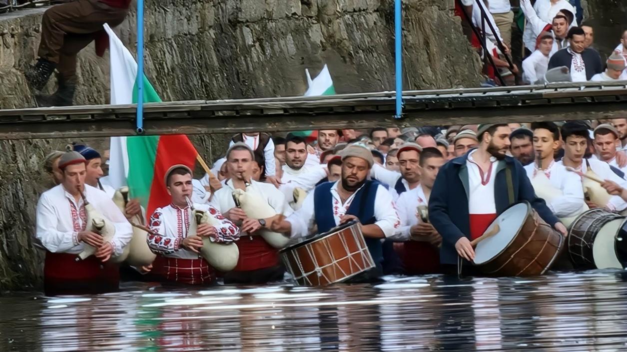 Над 133 хиляди българи празнуват имен ден на Йордановден 