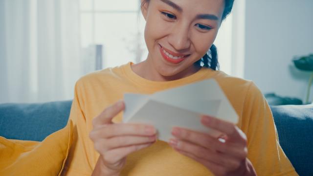 Жена откри послание отпреди 43 години под плочките на банята си