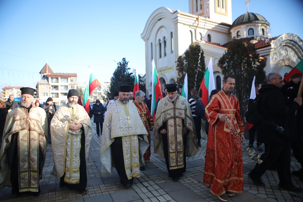 <p>В Елин Пелин Йордановден започна със Света Литургия и литийно шествие към река Лесновска, където се извърши ритуалното хвърляне на кръста и традиционното мъжко хоро.</p>