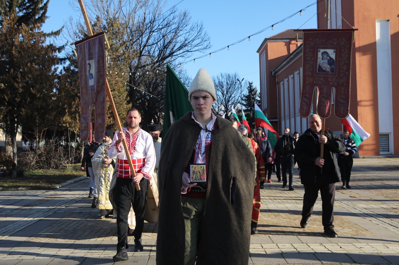 <p>В Елин Пелин Йордановден започна със Света Литургия и литийно шествие към река Лесновска, където се извърши ритуалното хвърляне на кръста и традиционното мъжко хоро.</p>