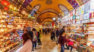 Броят на посетителите на известния исторически пазар Капалъ чаршъ в