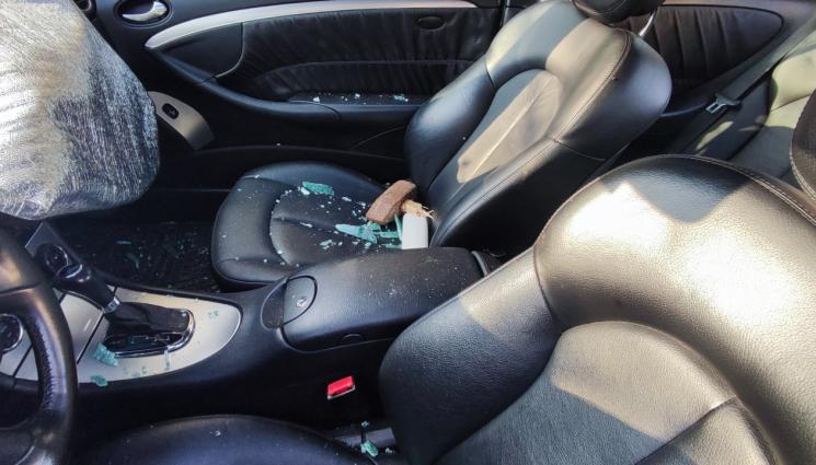 потрошени коли Черноморец - ЕКШЪН В ПЕРНИК: Три коли потрошени след масово меле между младежи