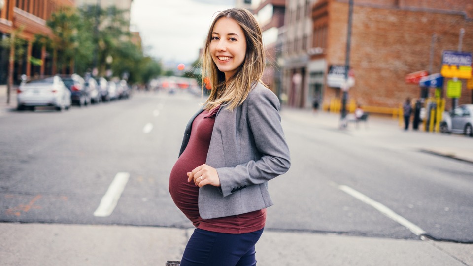 бременна жена бременност разходка ходене упражнения