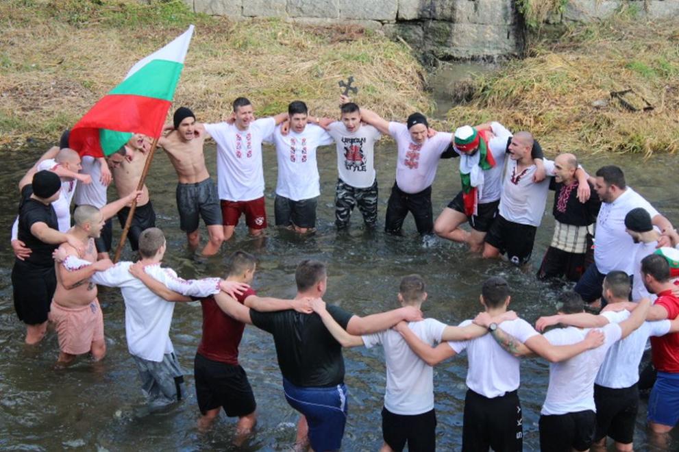 56-годишният Павел Йорданов спаси богоявленския кръст, хвърлен във водите на