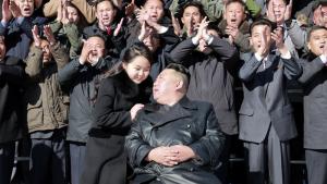 Севернокорейският лидер Ким Чен ун неотдавна показа дъщеря си публично като