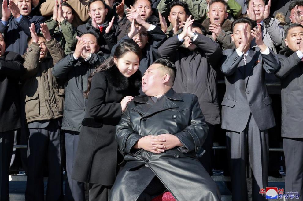 Севернокорейският лидер Ким Чен-ун неотдавна показа дъщеря си публично, като