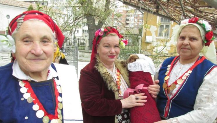 бабинден - БАБИНДЕН Е! Още преди изгрев слънце майките с деца отиват на чешмата да налеят прясна вода, в нея пускат стрък босилек или здравец