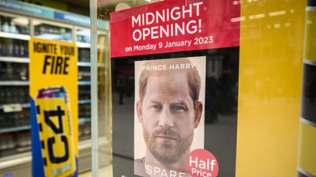 За мемоарите на принц Хари: Опашки се извиха пред книжарниците във Великобритания