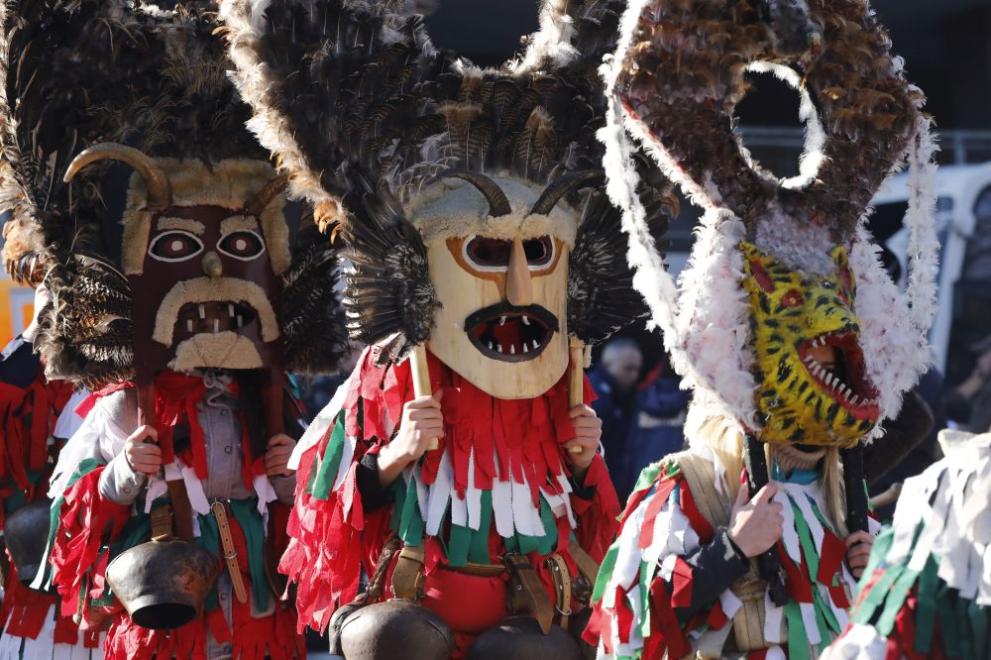 Над 200 сурвакари, майстори на маски и фолклорен танцов ансамбъл