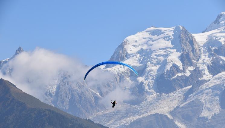 а - НОВА АКЦИЯ: Спасиха с военен хеликоптер тежко ранен парапланерист в Рила (ВИДЕО)
