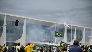Бразилските власти започнаха да разследват най тежкото нападение срещу институциите на