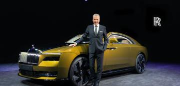 <p>Изпълнителният директор на компанията Торстен Мюлер-Отвос позира до напълно електрическия Rolls-Royce Spectre.</p>